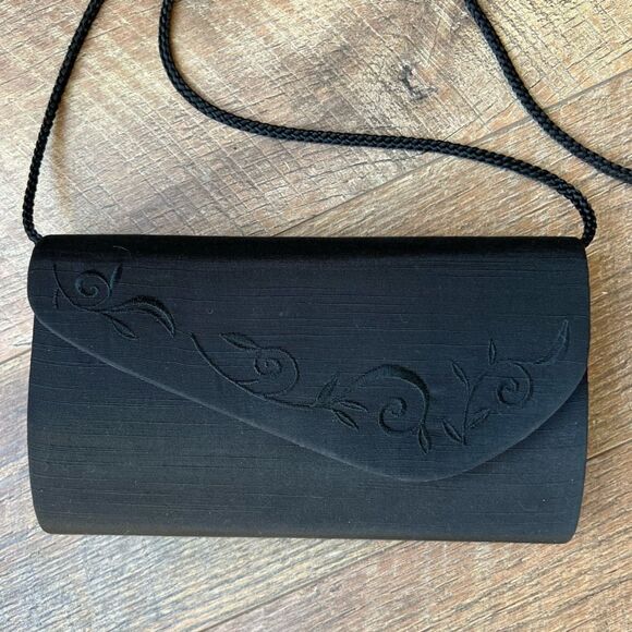 😊3/$30 Elegant Black Textured Fabric Clutch - Picture 1 of 8
